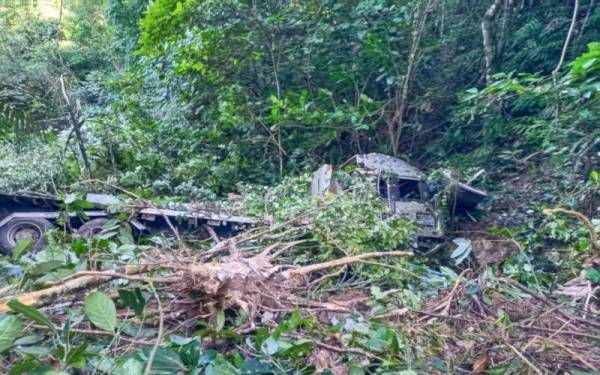 Lori tiga tan termasuk ke dalam gaung sedalam 500 meter selepas terbabas sendiri dalam kejadian di Kampung Kapa, Tamparuli, Tuaran.