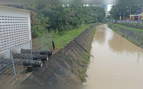 Sungai Chat berhampiran Kampung Mohd Amin di tengah bandar raya Johor Bahru.