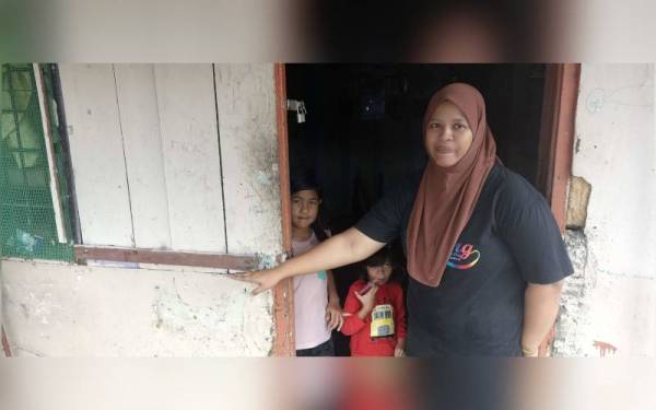 Noor Ezaini menunjukkan paras air banjir yang berlaku pada Selasa.
