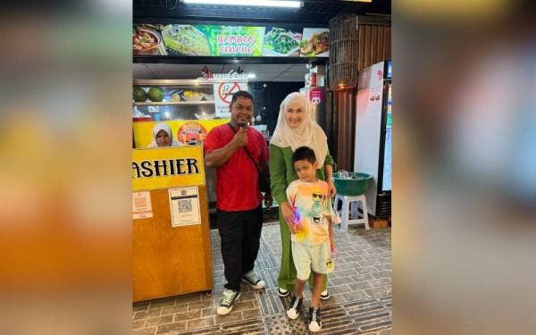Mior Johan (kiri) bergambar bersama Wan Aishah yang berkunjung ke restorannya ketika bercuti di Pulau Langkawi. - Foto Ihsan Mior Johan Johari