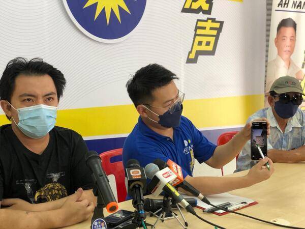 Guo Nan menunjukkan bangunan asrama yang didedahkan dalam sidang media, Mei lalu.