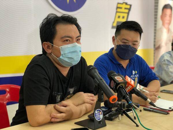 Kar Meng (kiri) berharap orang ramai tidak menjadi mangsa penipuan seperti dirinya.