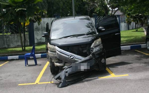 Suspek melanggar beberapa kenderaan orang awam ketika cuba meloloskan diri. - Foto PDRM