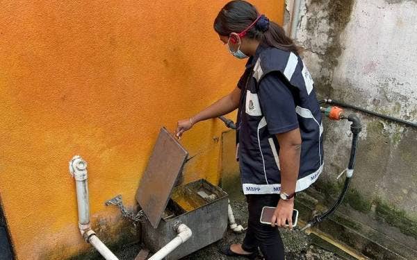 Perangkap minyak dan sisa makanan juga tidak diselenggara dengan baik menyebabkan air melimpah di lantai dapur.