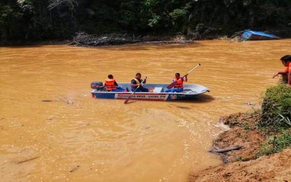 Operasi SAR seorang kakitangan TNB yang dikhuatiri lemas di loji Empangan Semantan dekat Karak. - Foto Ihsan PDRM