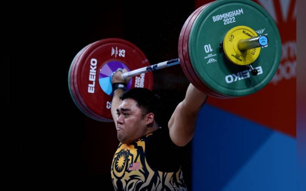 Muhammad Hafiz gagal mengangkat bebanan 148 kg pada angkatan kedua bagi acara angkat berat kategori 109 kg pada Sukan Komanwel Birmingham 2022 di Dewan NEC pada Rabu. - Foto Bernama