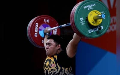 Muhammad Hafiz gagal mengangkat bebanan 148 kg pada angkatan kedua bagi acara angkat berat kategori 109 kg pada Sukan Komanwel Birmingham 2022 di Dewan NEC pada Rabu. - Foto Bernama
