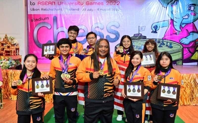 Ezmi (tengah) dan anak buahnya membolot semua empat emas dipertandingkan dalam acara catur di AUG 2022.