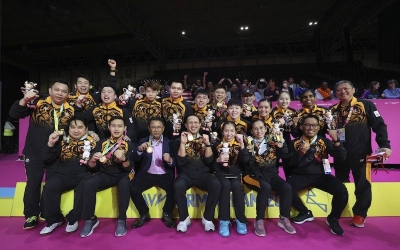 Skuad badminton negara meraikan kejayaan merangkul pingat emas pada perlawanan akhir acara berpasukan campuran Sukan Komanwel Birmingham 2022. - Foto Bernama
