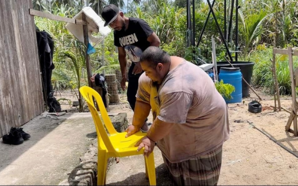 Mohd Norhisham (kanan) ketika ditemui Persatuan Kebajikan Fisabilillah Negeri Terengganu di kediamannya di Kampung Bukit Jeruk, Jertih di Besut. - Foto Ihsan Fisabilillah Terengganu