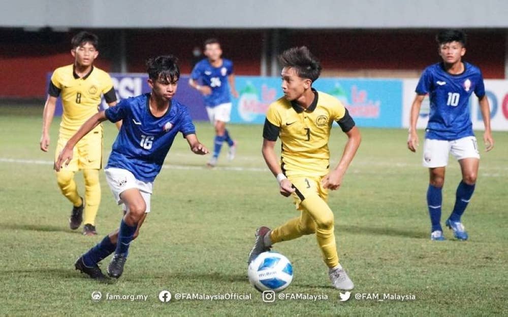Aksi Arami Wafiy ketika perlawanan Malaysia menentang Kemboja pada aksi pembukaan Kumpulan C Kejuaraan AFF B-16 di Stadium Maguwoharjo, Sleman, Indonesia. - Foto FAM