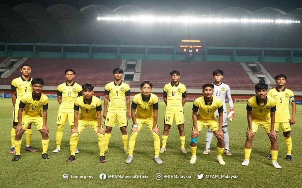 Skuad Harimau Muda sebelum berdepan Kemboja dalam aksi pembukaan Kumpulan C Kejuaraan AFF B-16 di Stadium Maguwoharjo, Sleman di Indonesia. - Foto FAM