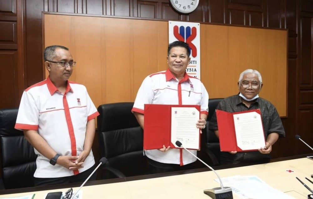 Razli (tengah) dan Abdul Razak (kanan) pada majlis menandatangani LoI di UMK Bachok, pada Khamis. - Foto UMK