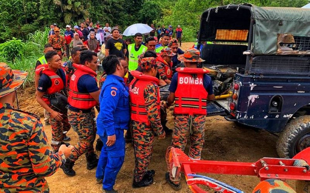 Mayat mangsa diserahkan kepada pihak polis untuk tindakan selanjutnya.- Foto ihsan JBPM