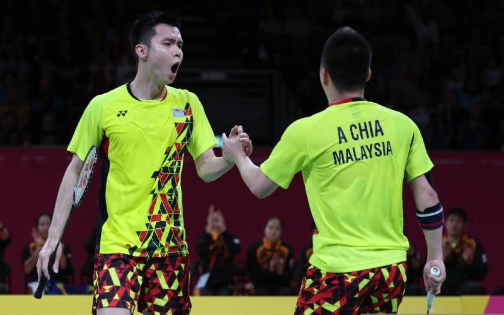 Soh Wooi (kiri) bersama Aaron meraikan kejayaan selepas menewaskan lawanya dari India pada perlawanan akhir berpasukan campuran Sukan Komanwel Birmingham 2022 di Birmingham. - Foto Bernama