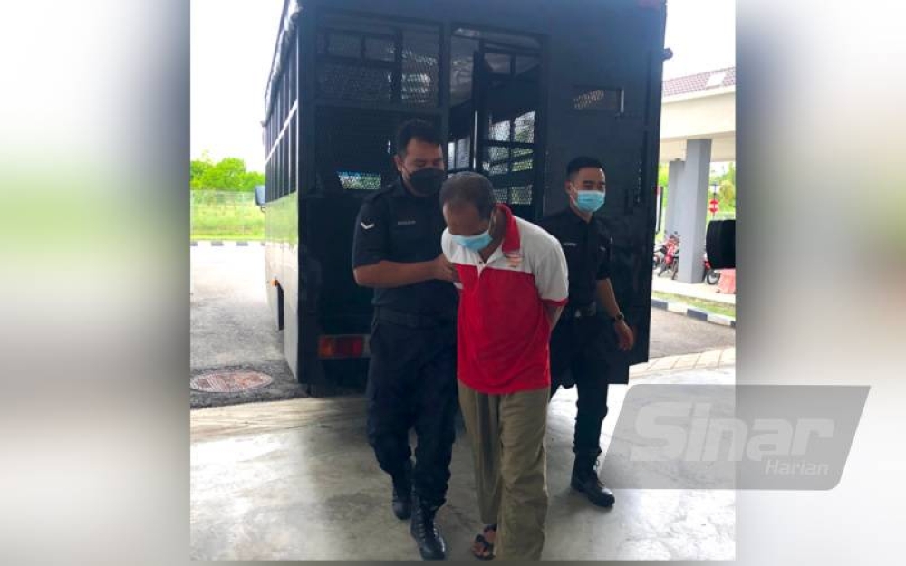 Mohd Nasir (tengah) dikawal polis ketika menuju ke bilik Mahkamah Majistret pada Khamis.