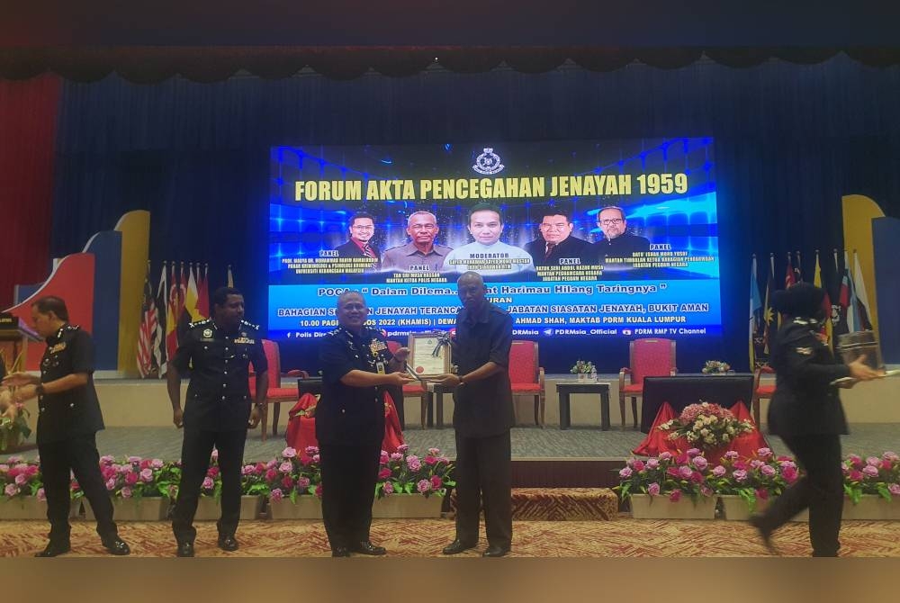 Musa menerima cenderamata pada Forum Akta Pencegahan Jenayah 1959 di Cheras pada Khamis.