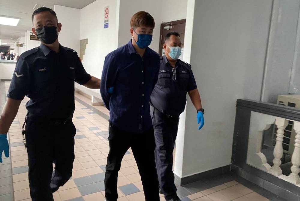 Boon Jin (dua dari kiri) ketika keluar dari Mahkamah Sesyen di sini, pada Khamis.