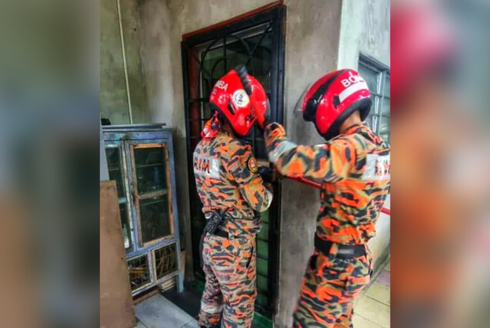 Anggota bomba membuka pintu rumah mangsa menggunakan peralatan selepas menerima panggilan berhubung kejadian itu. - Foto Ihsan Jabatan Bomba dan Penyelamat Malaysia (JBPM) Kedah