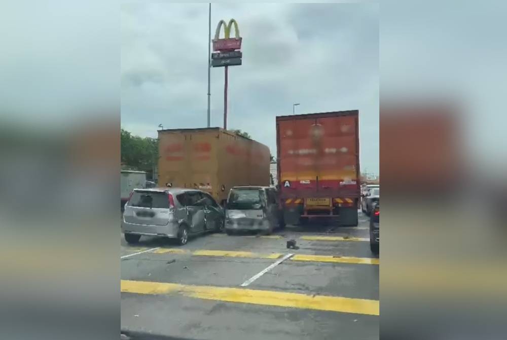 11 buah kenderaan yang sedang berhenti di sebuah lampu isyarat dirempuh sebuah treler.