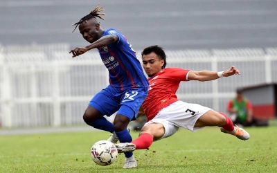 Pemain JDT II, Mussa Sidibe (kiri) diasak Wensley Wenceslaus dalam perlawanan Liga Premier di Stadium Sultan Muhammad IV di Kota Bharu pada Rabu. - Foto Bernama
