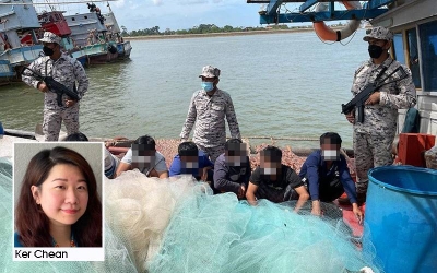 Maritim Malaysia menahan bot, pukat dan nelayan asing yang menceroboh perairan Malaysia.