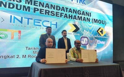 Khairul Shahril (berdiri, kiri) bersama Norali (berdiri, kanan) menyaksikan majlis menandatangani memorandum persefahaman yang dibuat sempena Majlis Pelancaran Putik, Program SIL dan Aplikasi Stopover di Hotel M Roof, pada Khamis.