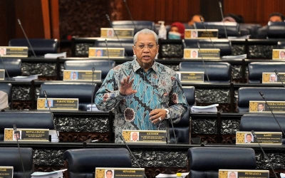 Annuar ketika menjawab soalan pada Mesyuarat Kedua Penggal Kelima Parlimen ke-14 bagi Dewan Rakyat di Bangunan Parlimen hari ini.  - Foto Bernama	