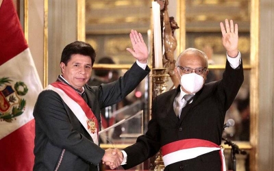 Anibal Torres (kanan) meletak jawatan pada Rabu, memberi laluan kepada rombakan kabinet di saat kerajaan berdepan krisis terburuk.- Foto fail Reuters