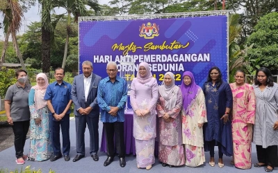 Hamzah (lima kiri) hadir merasmikan Majlis Sambutan Hari Pemerdagangan Orang Sedunia di Rumah Perlindungan Wanita Zon Tengah di Sri Damansara pada Khamis.