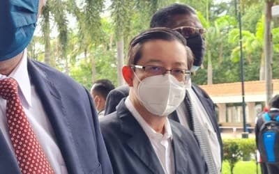 Guan Eng berhadapan pertuduhan pindaan menggunakan kedudukan sebagai Ketua Menteri Pulau Pinang untuk menerima rasuah RM3.3 juta, dalam membantu syarikat milik Zarul Ahmad bagi mendapatkan projek pembinaan bernilai RM6,341,383,702. - Bernama