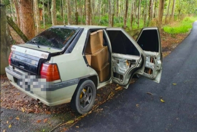 Suspek bertindak melarikan diri dan meninggalkan kereta yang sarat dengan vape di tepi jalan di Kampung Pasir Putih, Chabang Empat, Tumpat.