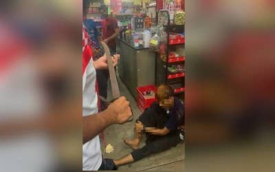 Suspek bersenjatakan parang yang berjaya ditahan oleh mangsa dengan bantuan orang awam.