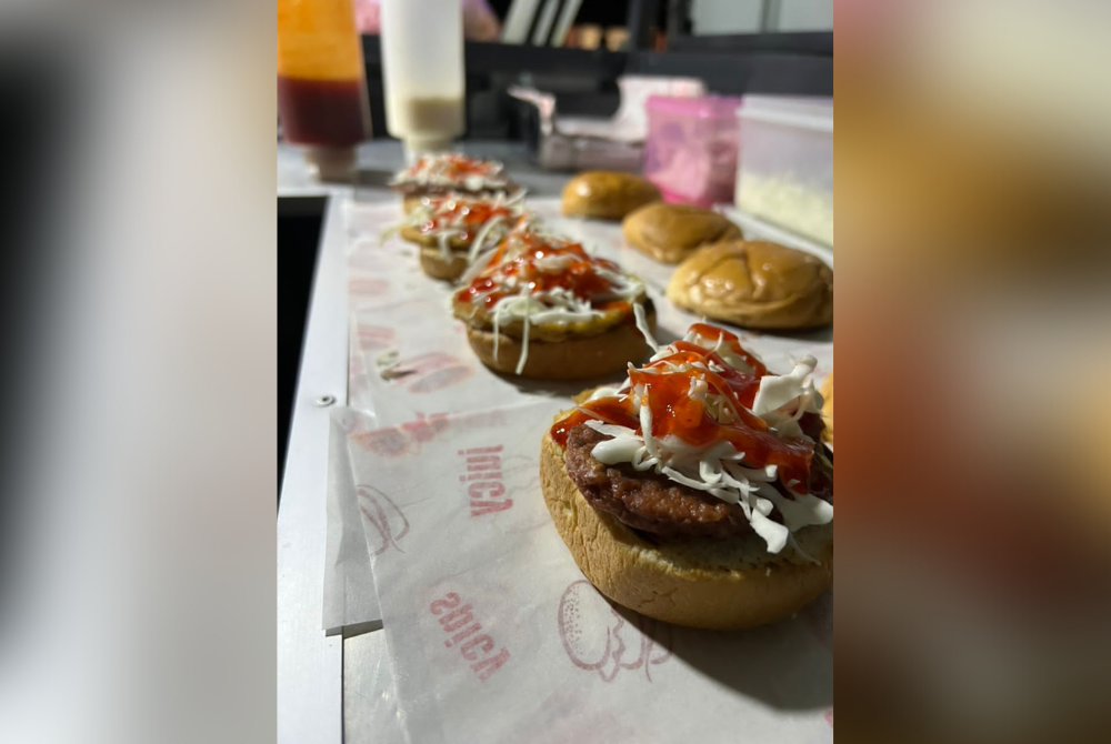 Burger RM2 yang dijual Muhammad Badrul Amin di gerainya di Jalan Budiman, Kuala Terengganu.