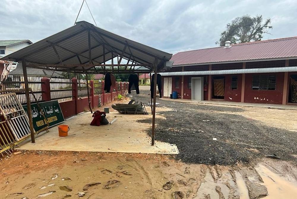 Sekolah Menengah Agama (Arab) Yayasan Al-Kahriah yang terkesan akibat banjir baru-baru ini. - Foto Facebook Istana Negara