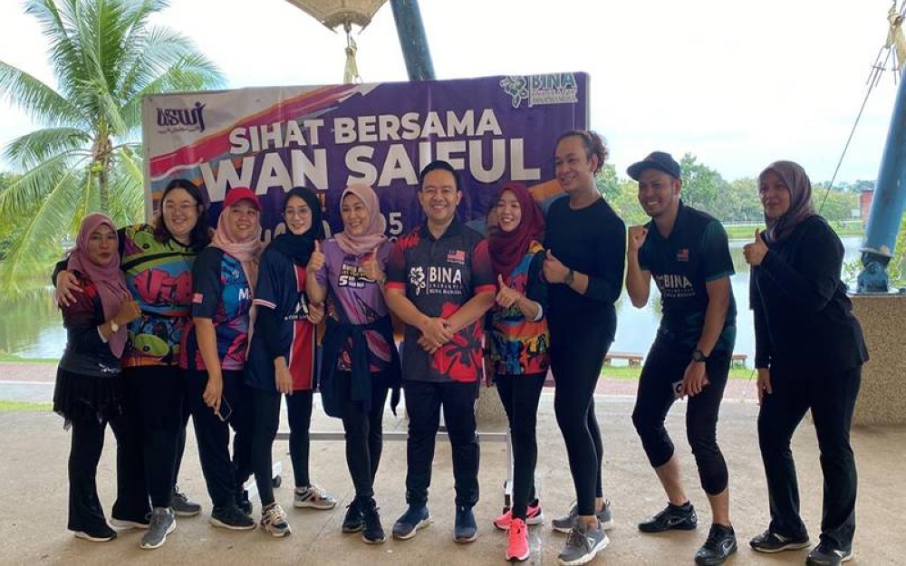 Wan Saiful (lima dari kanan) bersama peserta Program Sihat bersama Wan Saiful di Tasik Darulaman di sini pada Jumaat.