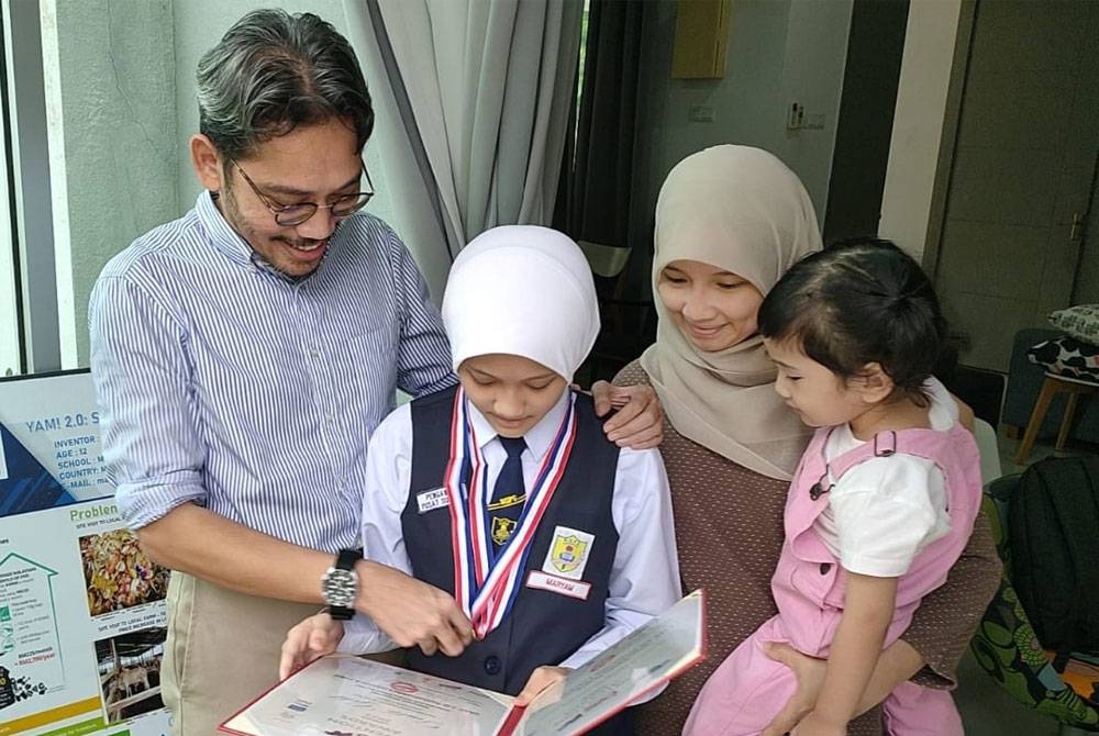 Dr Muzamir (kiri) melihat pengiktirafan yang dunia yang diterima anaknya hasil daripada projek inovasi yang dihasilkan.