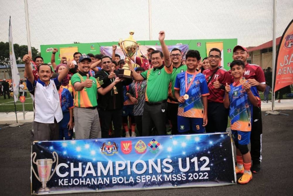 Skuad B-12 Daerah Petaling Perdana meraikan kejayaan menjuarai Kejohanan MSSS 2022.