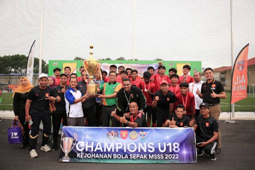 Skuad B-18 Daerah Petaling Perdana meraikan kejayaan menjuarai Kejohanan MSSS 2022.