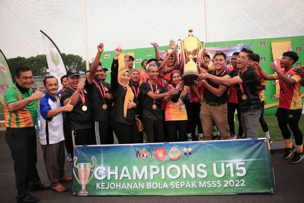 Skuad B-15 Daerah Petaling Perdana meraikan kejayaan menjuarai Kejohanan MSSS 2022.