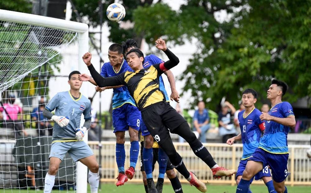 Antara aksi pemain Malaysia ketika menentang Thailand pada perlawanan akhir.