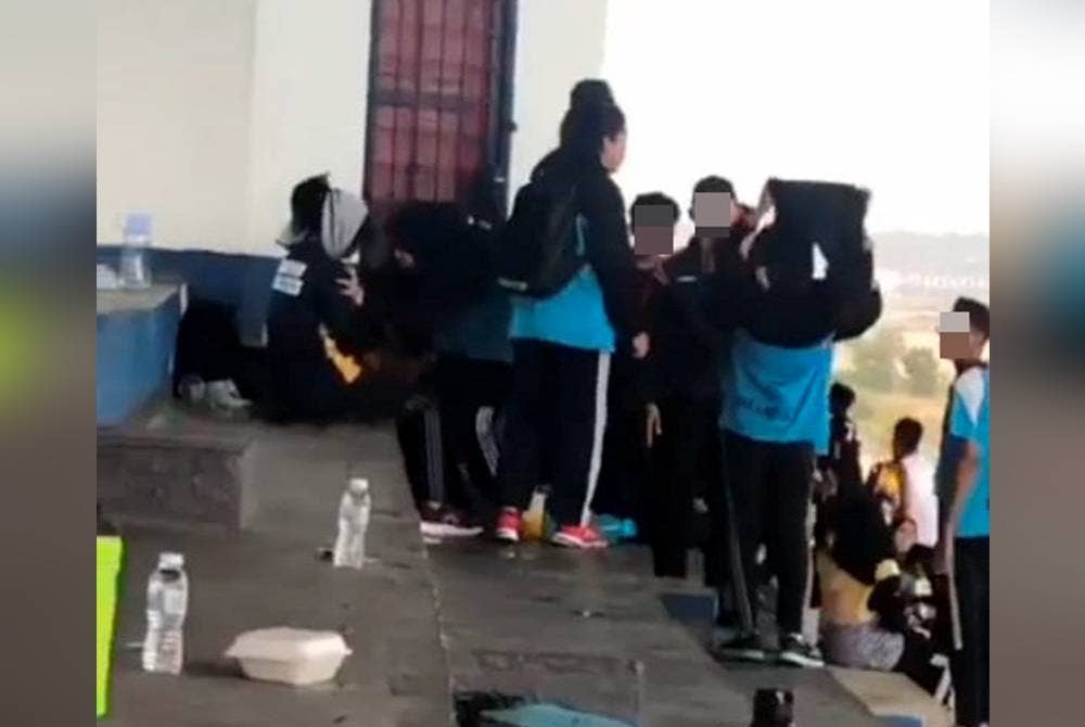 Tangkap layar pergaduhan dua pelajar tersebut di Stadium Taman Kluang Barat.
