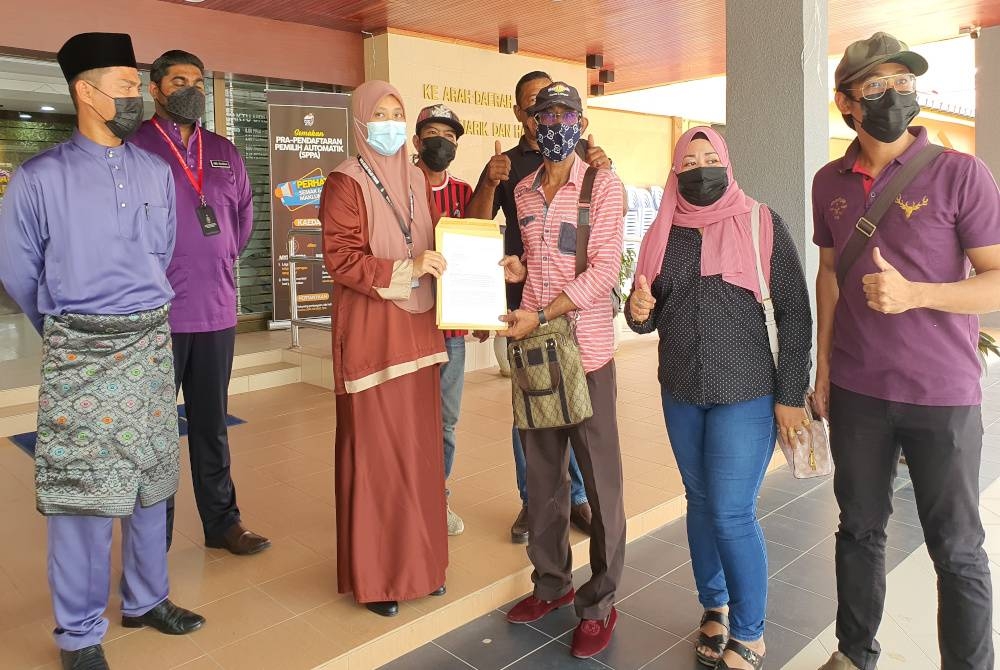 Wakil penduduk, Mazlan Abdul menyerahkan memorandum kepada Norliana.