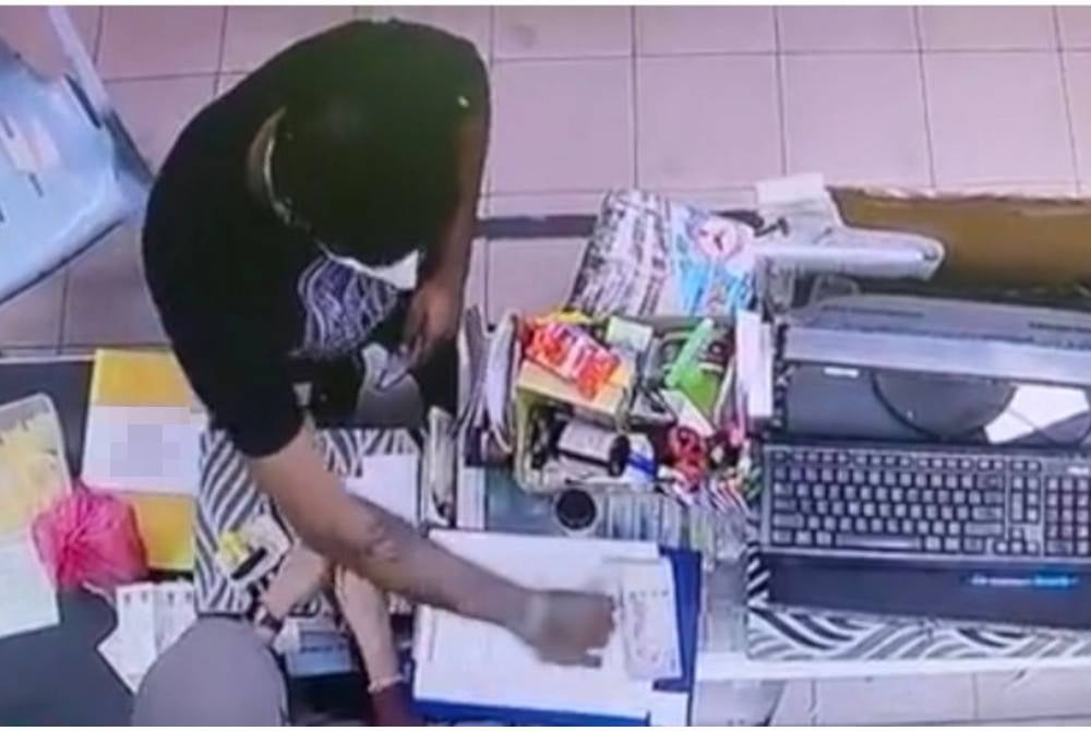 Tangkap layar dari rakaman kamera litar tertutup di sebuah premis menunjukkan suspek menyamar sebagai wakil syarikat mengutip wang jualan ketika pengurus tiada, dalam kejadian di Slim River. - Foto ihsan pembaca