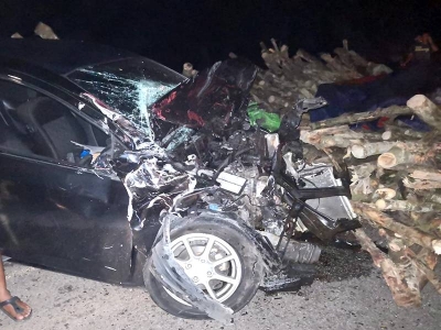 Salah sebuah kenderaan yang terlibat dalam kemalangan di Kilometer 126 Jalan Kuantan-Segamat sehingga menyebabkan tiga maut dan empat cedera.