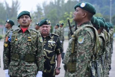 Sultan Ibrahim berkenan memeriksa perbarisan pasukan GGK sempena Sambutan Hari Ulang Tahun Rejimen Gerak Khas Ke-57 di Padang Kawad Markas 21, Gerup Gerak Khas, Kem Iskandar, Mersing pada Jumaat. - Foto Bernama