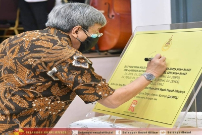 Sultan Sharafuddin menandatangani plak perasmian Dewan Serbaguna Tengku Ampuan Rahimah (Destar) di Subang Jaya pada Khamis.