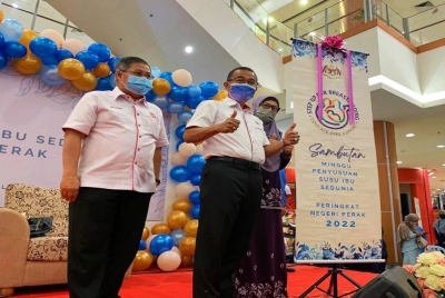 Noor Azmi (tengah) ketika menyempurnakan gimik perasmian Sambutan Minggu Penyusuan Susu Ibu Sedunia Peringkat Negeri Perak di ruang lobi AEON Mall Taiping, pada Jumaat.