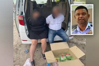 Dua warga tempatan ditahan ketika hendak memunggah dadah ke dalam sebuah bot pancong di perairan Morib. (Gambar kecil: Siva Kumar)