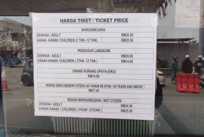 Kadar tambang baharu perkhidmatan feri Kuala Kedah ke Pulau Langkawi yang dipaparkan di kaunter tiket di Terminal Feri Kuala Kedah, di sini.